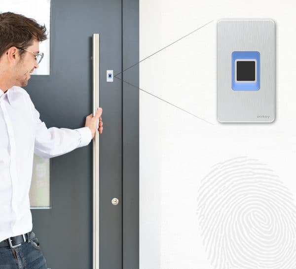 ekey dLine Fingerprint Tuerblatt Haustuer mit Detailansicht 2 leuchten 2